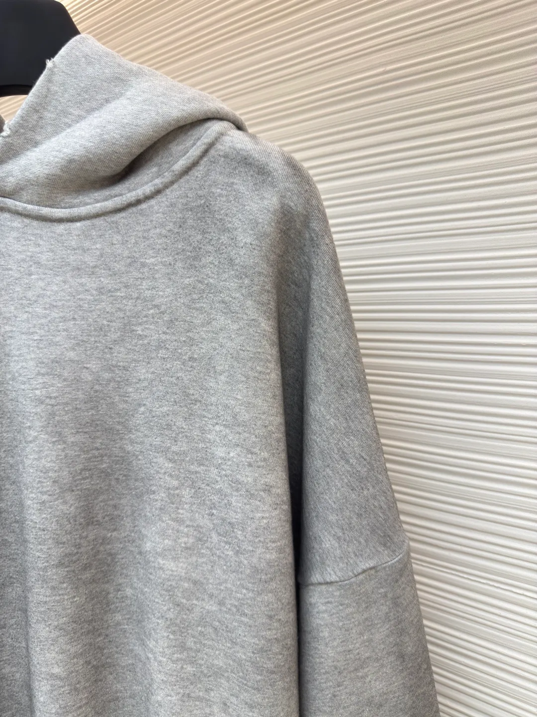 Acne Studios 1996 distressed printed hooded sweatshirt ●Authentic product: Purchased and developed by 2259 ●Item number: 1680614-A85 ●Fabric: pure cotton fabric ●Technology: printing production ●Version: loose fit ●Weight: about 915 grams ●Size: S-M-L-XL ●Description: The fabric is made of custom-made pure cotton, washed with distressed and dirty gradient techniques, printed on the back, and the overall wiring is straight and delicate. The fabric is comfortable and soft, with consistent colors and no color difference. It can be matched with the same style to create a fashionable look and control various occasions. Customized accessories, complete with three standards, same style for men and women!
